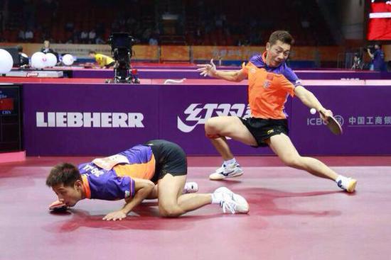 卓球男子ダブルスの珍ポーズ、真似るファン続出