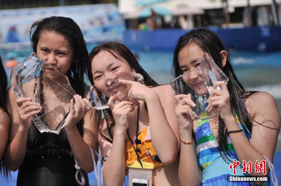 「高溫赤色警報(bào)」が連日続く重慶、市民は「アイスキス」で暑気払い　