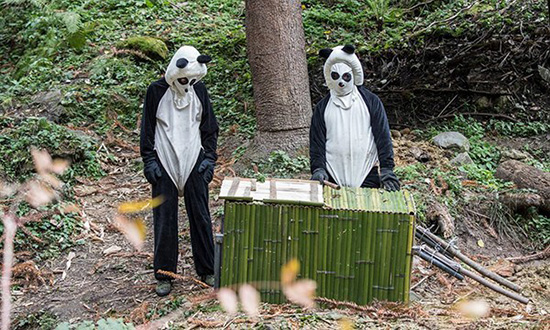 「パンダスーツ」を著込んで野生パンダを撮影するカメラマン