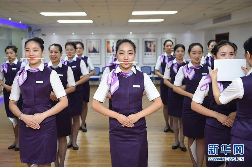 高速鉄道乗務(wù)員の研修　サービス向上に笑顔の練習(xí)