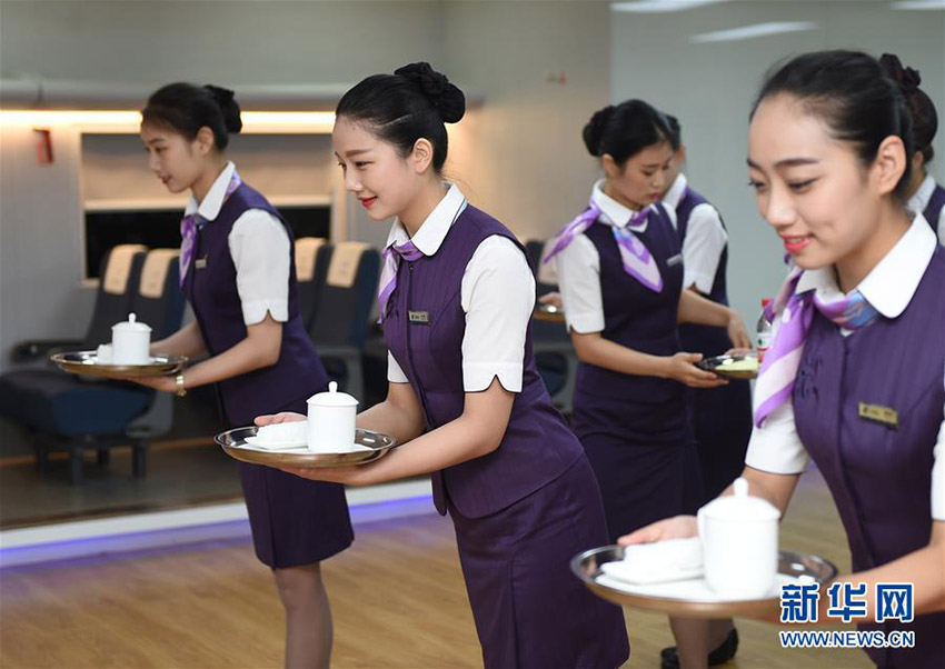 高速鉄道乗務(wù)員の研修　サービス向上に笑顔の練習