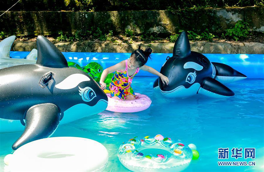 厳しい殘暑が続く重慶、涼を求めて水辺に集まる人々