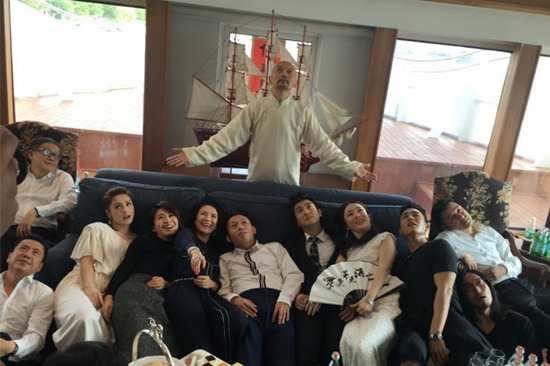 葛優(yōu)がスターたち従え、「本家本元」の話題の座り方を披露