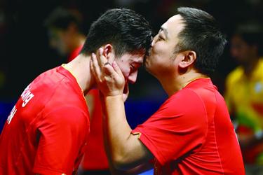 劉監(jiān)督、馬龍?張継科両選手に「娘たちの代わりに」熱いキス！