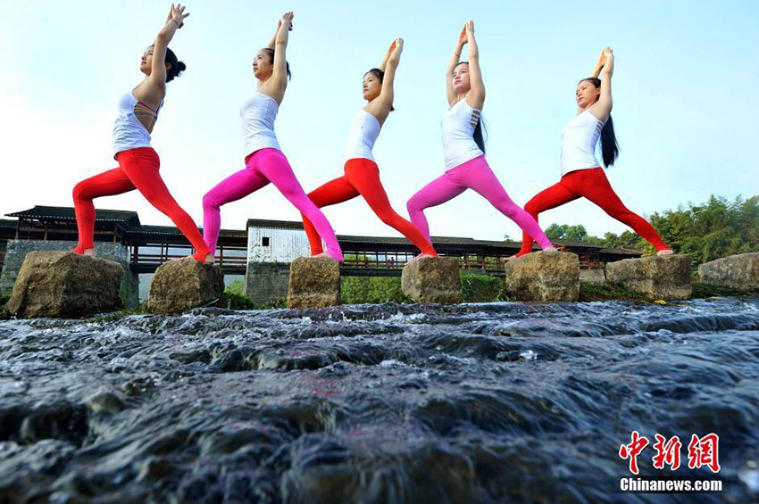 ヨガの達(dá)人が難易度の高い「水上ヨガ」を披露　江西省