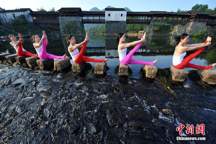 ヨガの達(dá)人が難易度の高い「水上ヨガ」を披露　江西省