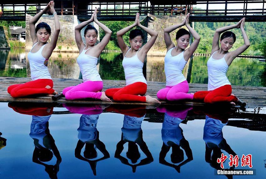 ヨガの達(dá)人が難易度の高い「水上ヨガ」を披露　江西省