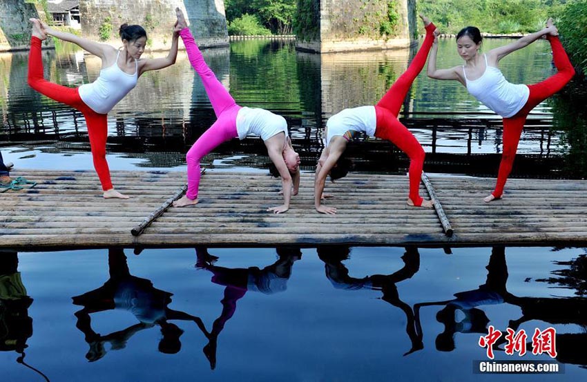 ヨガの達人が難易度の高い「水上ヨガ」を披露　江西省