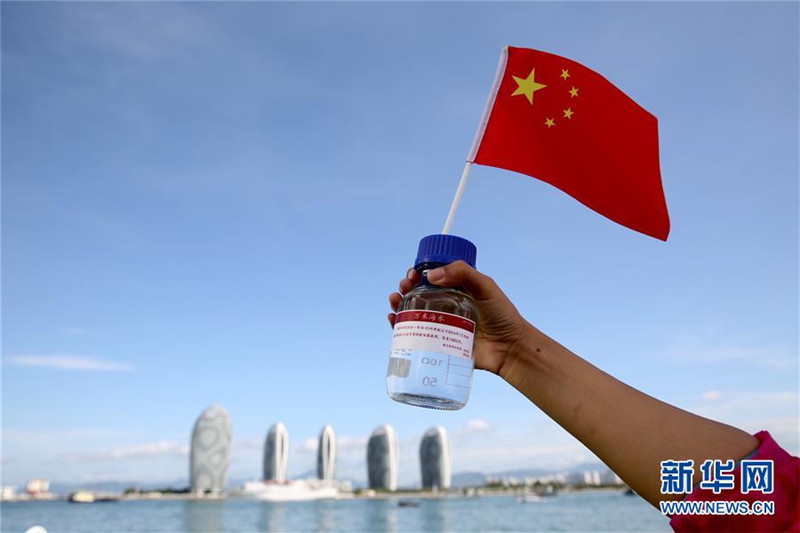 水深1萬メートルの深淵から得られた海水を示す科學研究者。