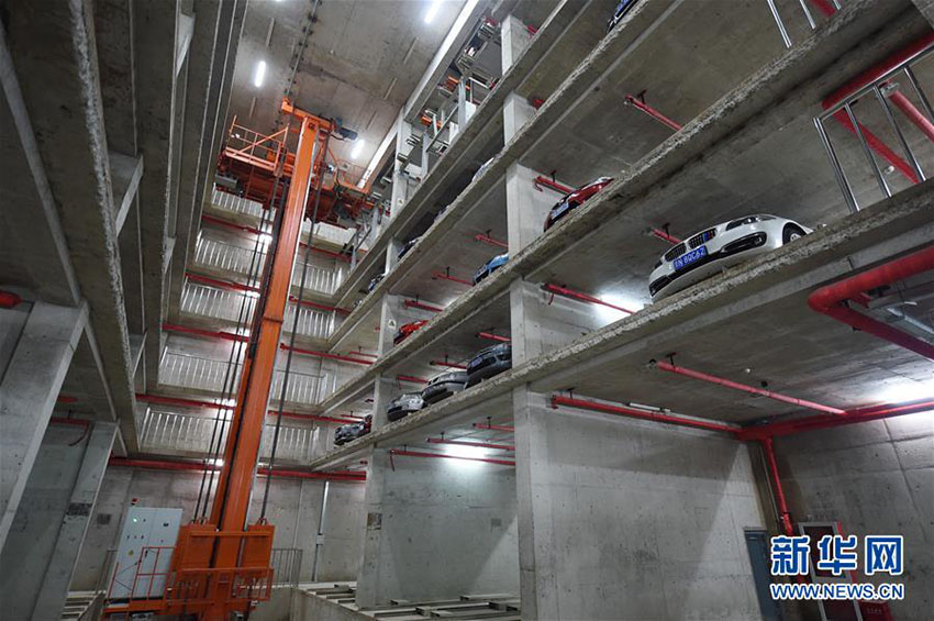 南鑼鼓巷の地下にエレベーター式立體駐車場　北京