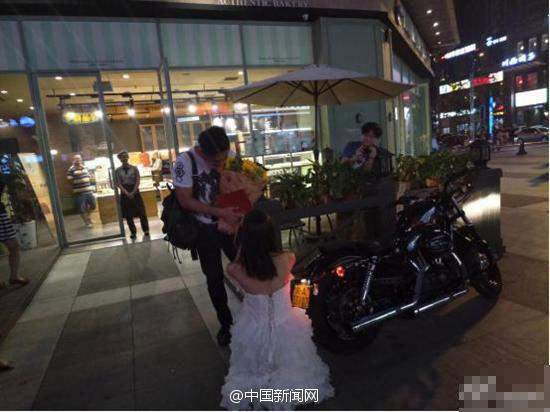 白馬の王子様ならぬハーレーのお姫様が不動産権利証片手にプロポーズ