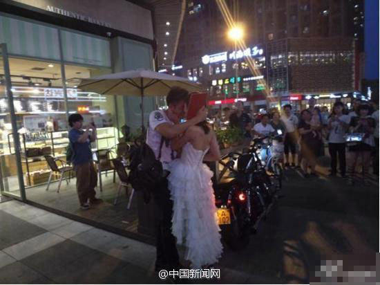 白馬の王子様ならぬハーレーのお姫様が不動(dòng)産権利証片手にプロポーズ