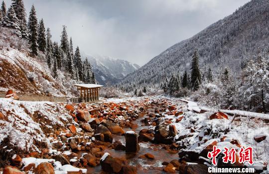 四川省で初雪観測(cè)！美しい雪化粧に覆われた山々