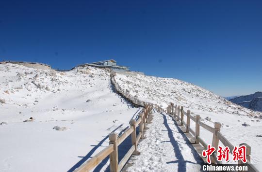 四川省で初雪観測！美しい雪化粧に覆われた山々