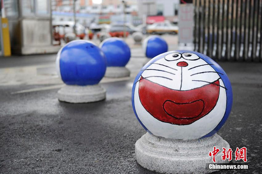 大學(xué)生が石にかわいいアニメキャラをペイント　吉林省