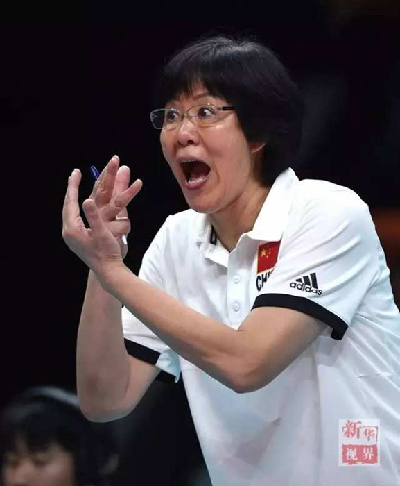 郎平監(jiān)督がバレーボールチームの選手と番組出演　淑女な一面を披露