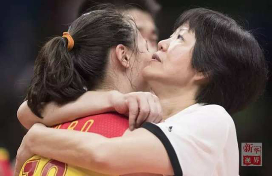 郎平監(jiān)督がバレーボールチームの選手と番組出演　淑女な一面を披露