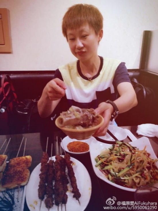 福原愛選手、練習(xí)パートナーと中國の東北料理を豪快に堪能！