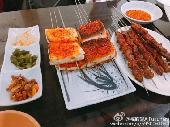 福原愛選手、練習パートナーと中國の東北料理を豪快に堪能！