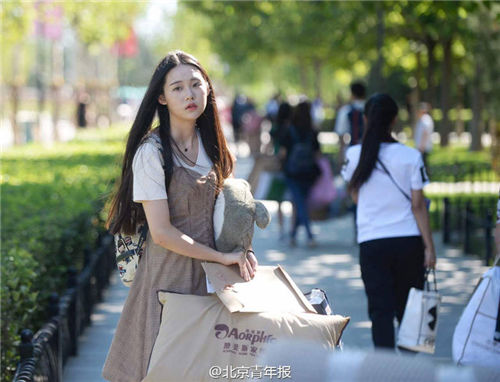 中央戯劇學院の新入生、入學手続きでオリジナルの腳本セット配布