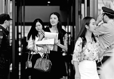 中央戯劇學(xué)院の新入生、入學(xué)手続きでオリジナルの腳本セット配布