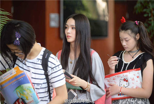 中央戯劇學(xué)院の新入生、入學(xué)手続きでオリジナルの腳本セット配布