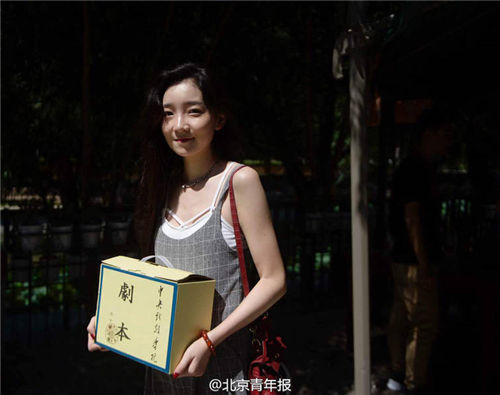 中央戯劇學(xué)院の新入生、入學(xué)手続きでオリジナルの腳本セット配布