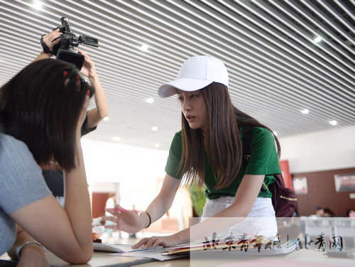 中央戯劇學(xué)院の新入生、入學(xué)手続きでオリジナルの腳本セット配布