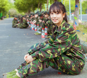 すっぴんでも可愛い！新學期の軍事訓練に參加する美人女子大生たち