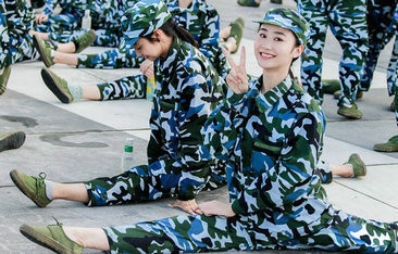 すっぴんでも可愛い！新學(xué)期の軍事訓(xùn)練に參加する美人女子大生たち