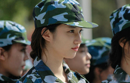 すっぴんでも可愛(ài)い！新學(xué)期の軍事訓(xùn)練に參加する美人女子大生たち