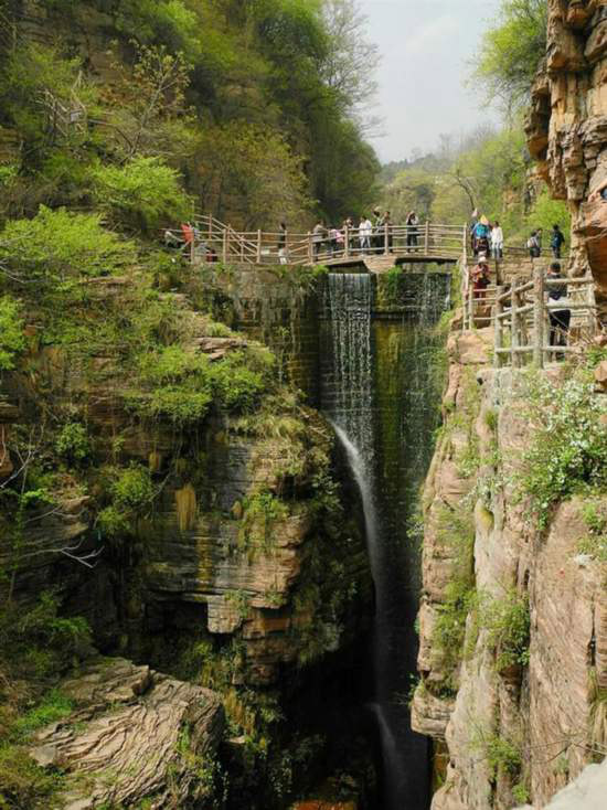 道なき道を行かねばたどり著けない世界一危険な村が中國(guó)に！