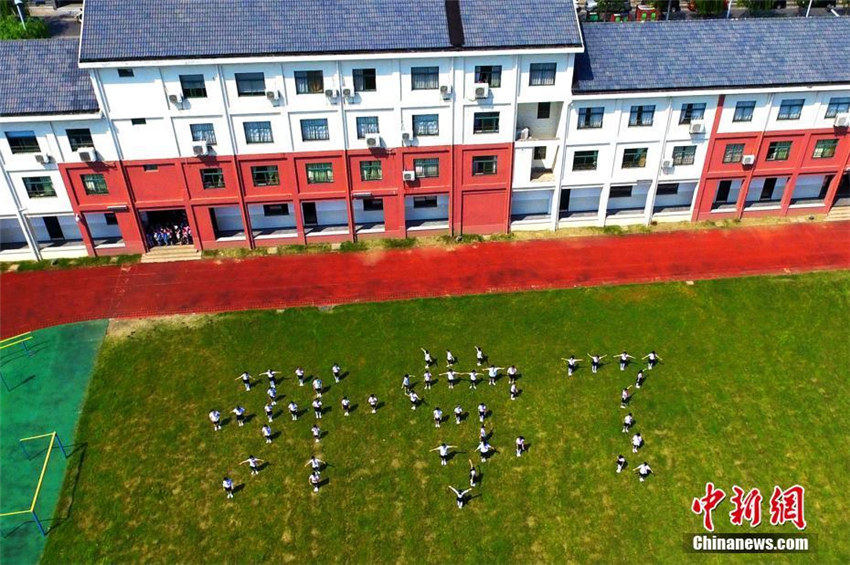 「開(kāi)學(xué)了」の人文字で新學(xué)期をスタートする小學(xué)生たち　揚(yáng)州市