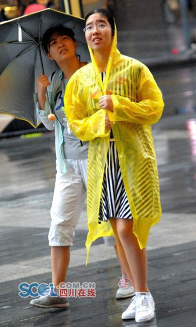 秋雨で一気に涼しさ増す　街行く美女たちは秋の裝い　四川省