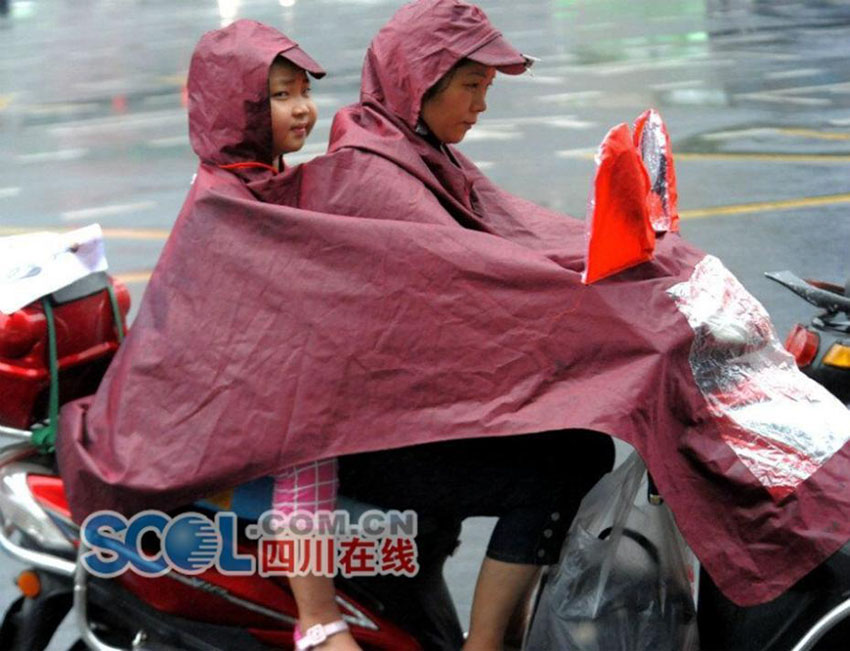 秋雨で一気に涼しさ増す　街行く美女たちは秋の裝い　四川省
