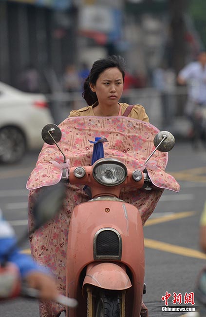 秋雨で一気に涼しさ増す　街行く美女たちは秋の裝い　四川省