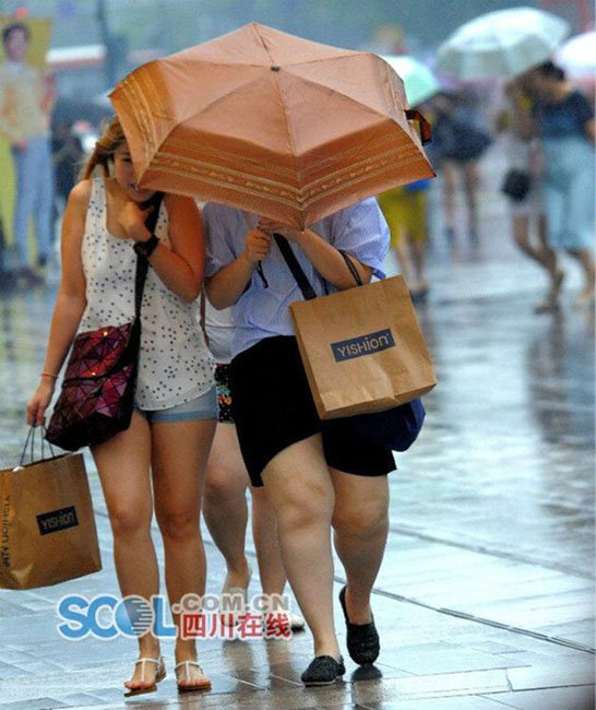 秋雨で一気に涼しさ増す　街行く美女たちは秋の裝い　四川省
