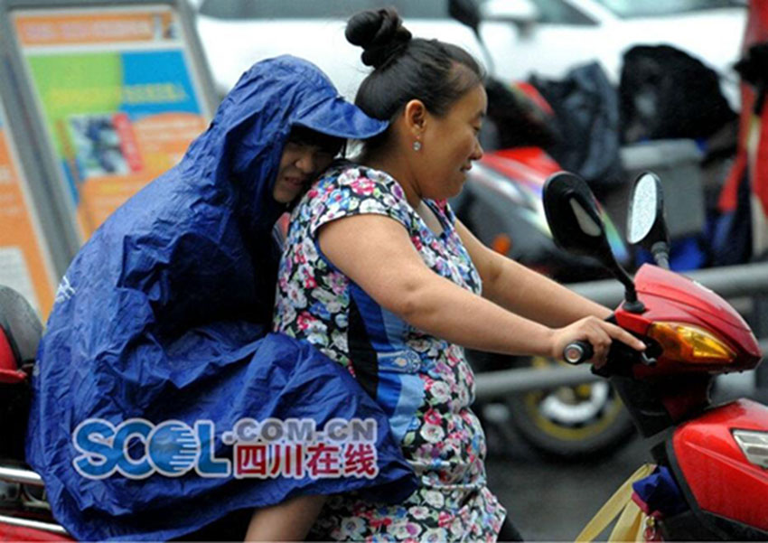 秋雨で一気に涼しさ増す　街行く美女たちは秋の裝い　四川省