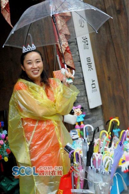 秋雨で一気に涼しさ増す　街行く美女たちは秋の裝い　四川省