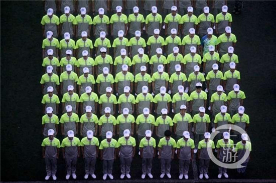 新入生が軍事訓練　蛍光色のユニフォームが校庭に浮かび上がる　重慶