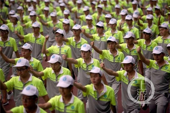 新入生が軍事訓(xùn)練　蛍光色のユニフォームが校庭に浮かび上がる　重慶