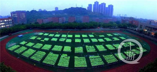 新入生が軍事訓(xùn)練　蛍光色のユニフォームが校庭に浮かび上がる　重慶