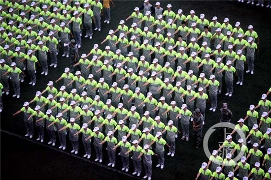 新入生が軍事訓(xùn)練　蛍光色のユニフォームが校庭に浮かび上がる　重慶