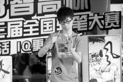 「ペン回し」は悪いクセ？　21歳の若者、世界第2位に