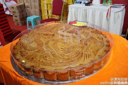 海の幸をふんだんに使った巨大月餅の「月餅王」、お値段は約13.5萬円！