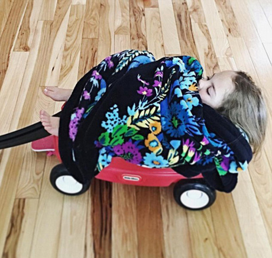 いつでもどこでもスイッチオフ！子供のおもしろ寢姿寫真がネットで話題に