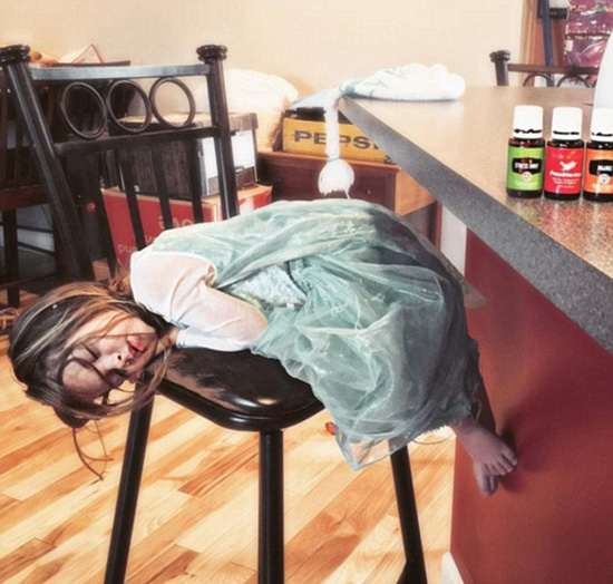 いつでもどこでもスイッチオフ！子供のおもしろ寢姿寫真がネットで話題に