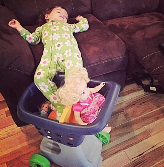 いつでもどこでもスイッチオフ！子供のおもしろ寢姿寫真がネットで話題に