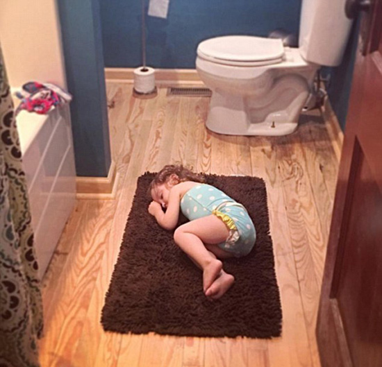 いつでもどこでもスイッチオフ！子供のおもしろ寢姿寫真がネットで話題に