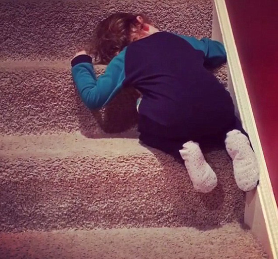 いつでもどこでもスイッチオフ！子供のおもしろ寢姿寫真がネットで話題に